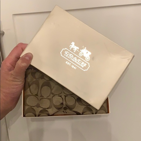 Authentic Coach classic brown wristlet - Picture 3 of 16